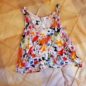 Adorable crop top!